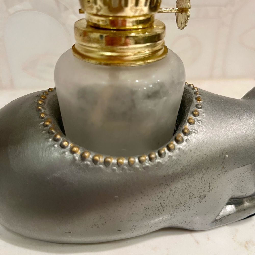 Morrison’s Steakhouse table top vintage Pig Oil Lamp, Gold Shade - Picture 4 of 7